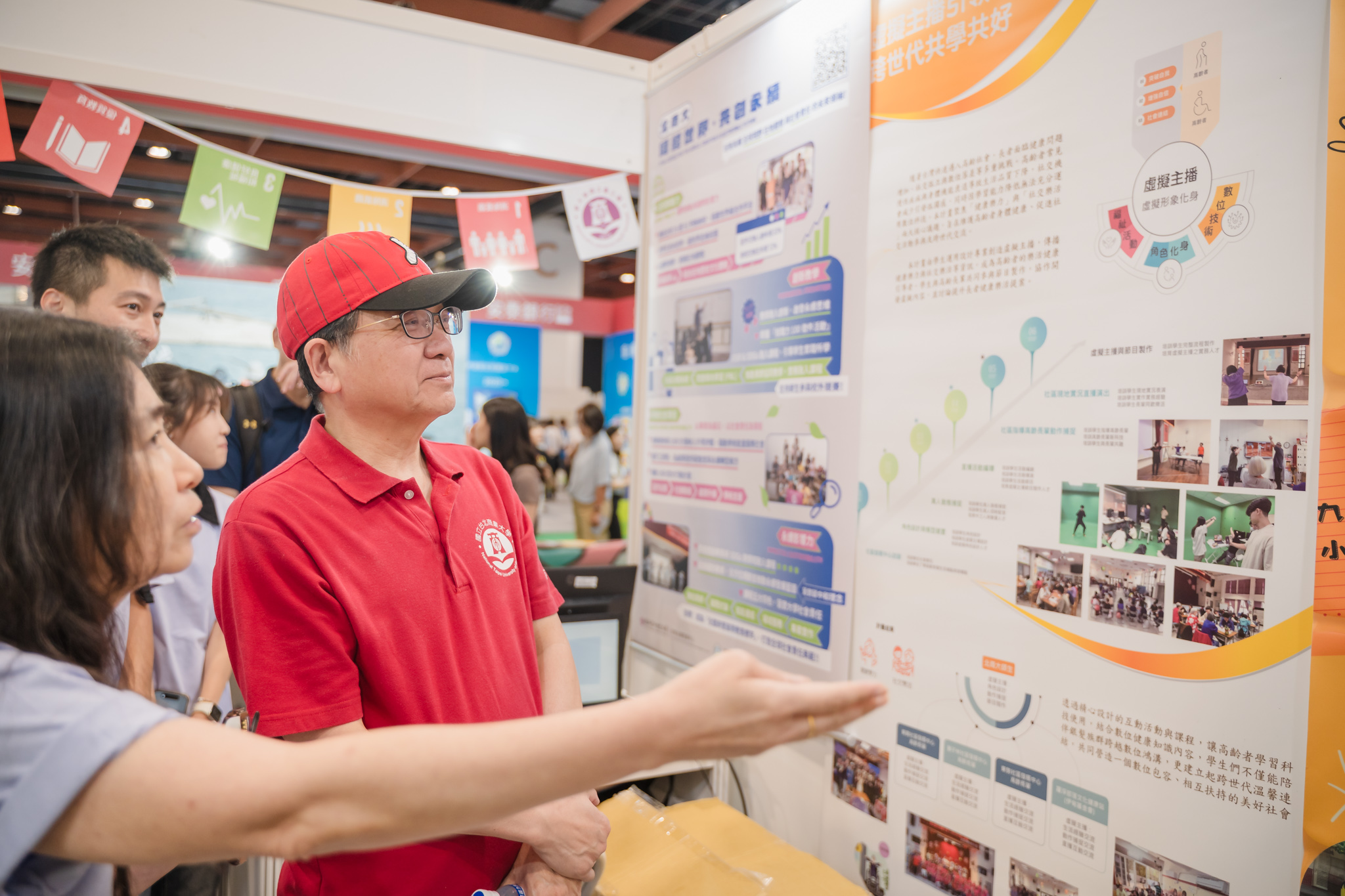 師生在攤位前合影